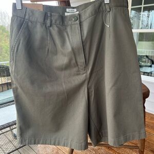 New LL Bean Shorts Green khaki Original Fit Size 18 Regular